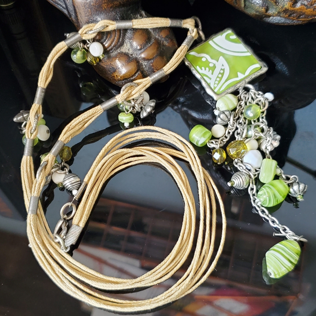 Coldwater Creek Long Necklace With Painted Dyed Green Shell Focal Glass Beads 20$